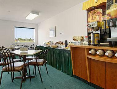 Super 8 By Wyndham Meadow Lake Restaurant foto